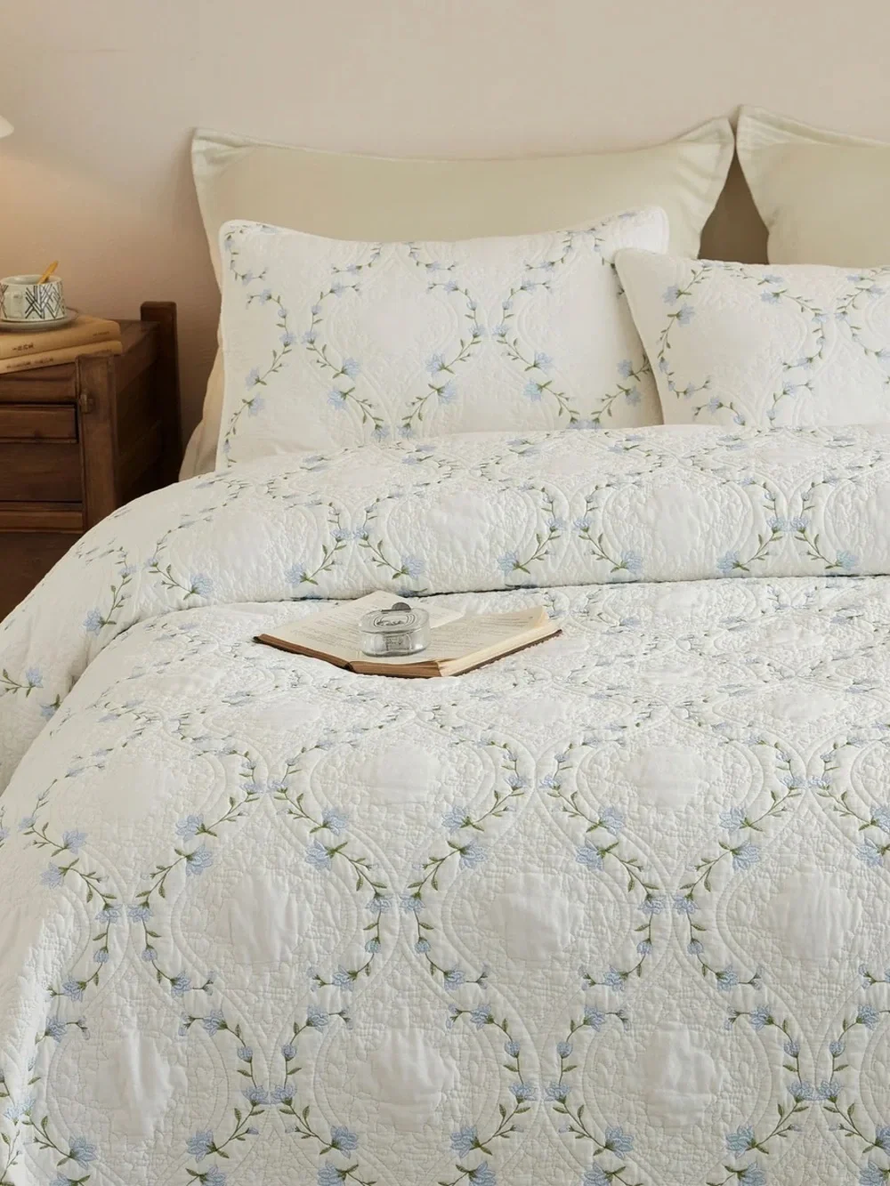 3 PIECE 100% COTTON EMBROIDERED FLORAL QUILT SET – VINTAGE FARMHOUSE BEDSPREAD